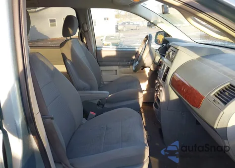 2009 Chrysler Town & Country Lx from USA, damaged, VIN 2A8HR44E09R526825